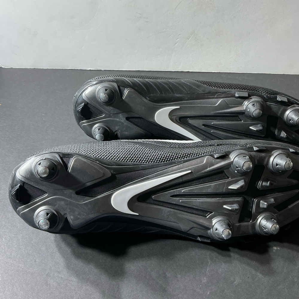 Nike Black and white Soccer Cleats - Picture 4 of 6